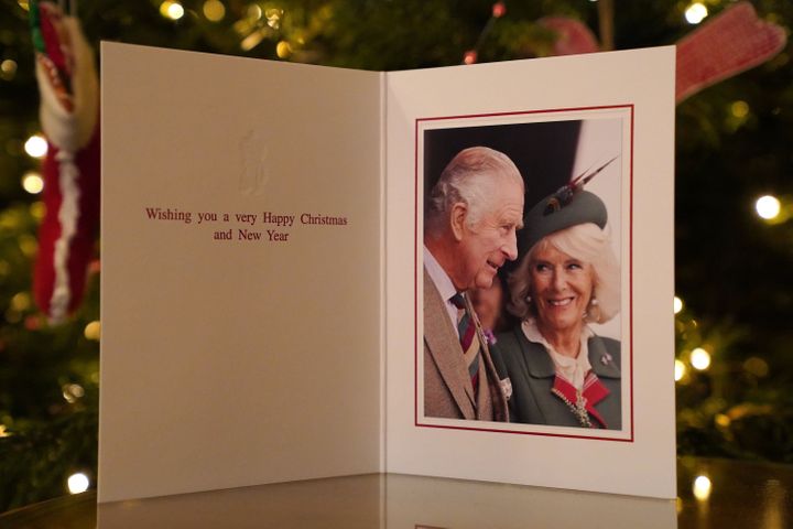 Kartu Natal tahun 2022 Raja Charles III dan Permaisuri di depan pohon Natal di Clarence House.  Samir Hussein mengambil foto kartu di Premar Games pada 3 September. 