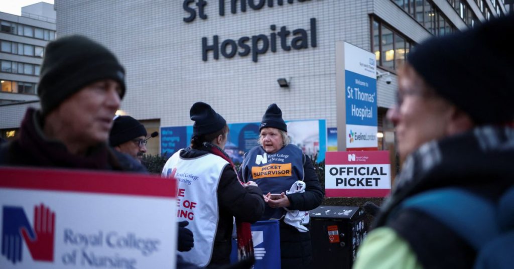 'Sungguh hari yang tragis': Perawat Inggris mogok karena sengketa gaji yang pahit