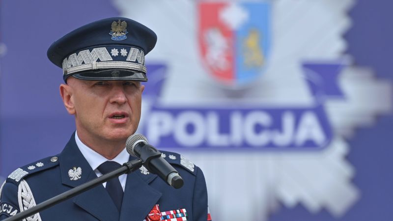Hadiah peledak mengirim kepala polisi Polandia ke rumah sakit setelah mengunjungi Ukraina