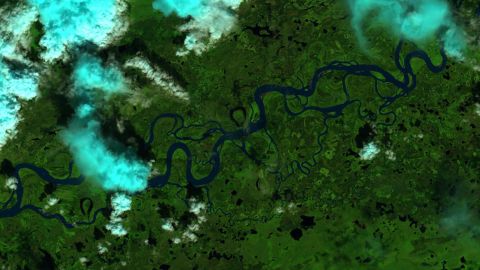 Data dari SWOT akan melengkapi sistem yang dikembangkan USGS untuk mengukur kenaikan dan aliran sungai Alaska yang sebelumnya tidak terpantau.  Satelit Landsat menangkap gambar Sungai Yukon di dekat desa Stevens, Alaska.