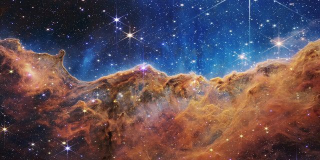 Apa yang tampak sangat mirip pegunungan berbatu di malam hari yang diterangi cahaya bulan sebenarnya adalah ujung dari wilayah pembentuk bintang muda NGC 3324 di Nebula Carina.  Diambil dalam cahaya inframerah oleh Kamera Inframerah Dekat (NIRCam) pada Teleskop Luar Angkasa James Webb NASA, gambar ini mengungkap wilayah kelahiran bintang yang sebelumnya tertutup.