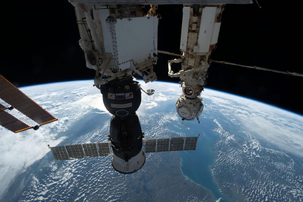 Uji impuls pada kebocoran pesawat ruang angkasa Soyuz stasiun ruang angkasa - perjalanan ruang angkasa AS ditunda