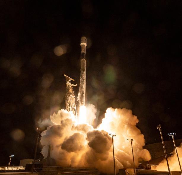 Roket SpaceX Falcon 9 yang membawa air permukaan dan pesawat ruang angkasa lepas landas dari Space Launch Complex 4E di Vandenberg Space Force Base, pada 16 Desember 2022.