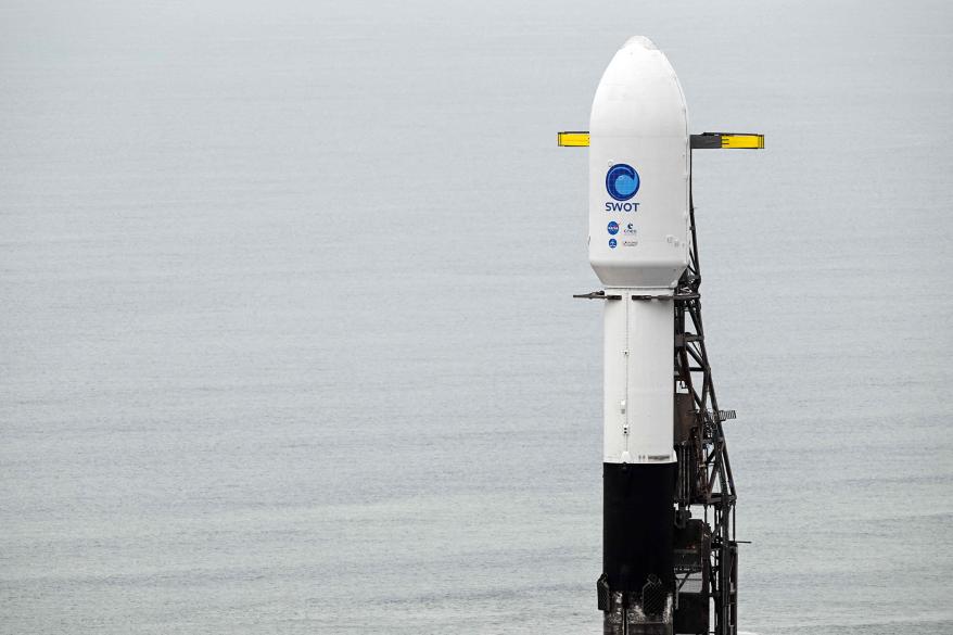 Roket SpaceX Falcon 9 berdiri di landasan peluncuran dengan satelit Surface Waters and Oceans (SWOT) dari NASA dan badan antariksa Prancis CNES di Vandenberg Space Force Base di Lompoc, California pada 15 Desember 2022.