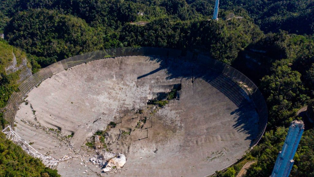 Ingat piringan Observatorium Arecibo dua tahun setelah runtuh