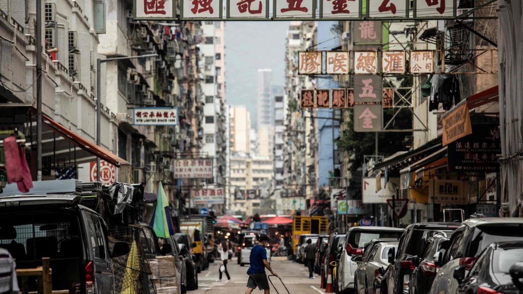 Saham Hong Kong naik sekitar 3% setelah laporan mengatakan kota itu sedang mempertimbangkan untuk melonggarkan undang-undang Covid