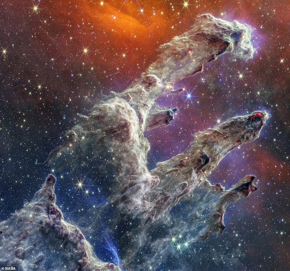 Indah: Hampir 30 tahun yang lalu, Pilar Penciptaan mengejutkan dunia astronomi ketika mereka ditangkap oleh Teleskop Luar Angkasa Hubble milik NASA yang terkenal.  Sekarang generasi baru dapat menikmati pemandangan baru dari tontonan yang menghantui setelah teleskop ruang angkasa James Webb senilai $ 10 miliar (£ 7,4 miliar) milik badan antariksa AS mencitrakan sulur gas dan debu yang mirip jari yang sama (foto)